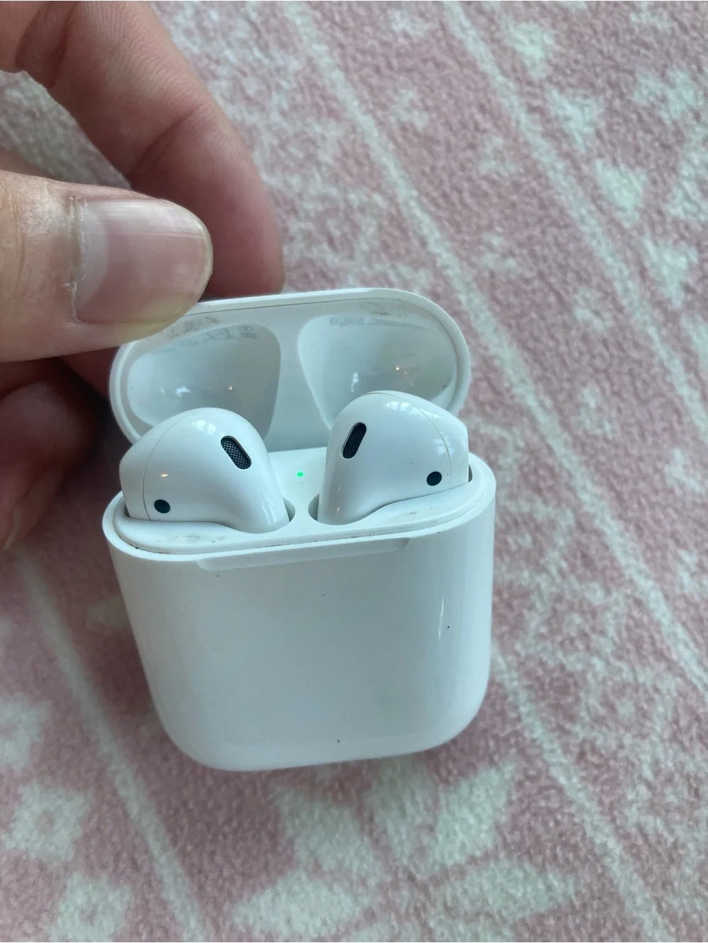 Apple White Wireless Earbuds Charging Case - Glossy Finish